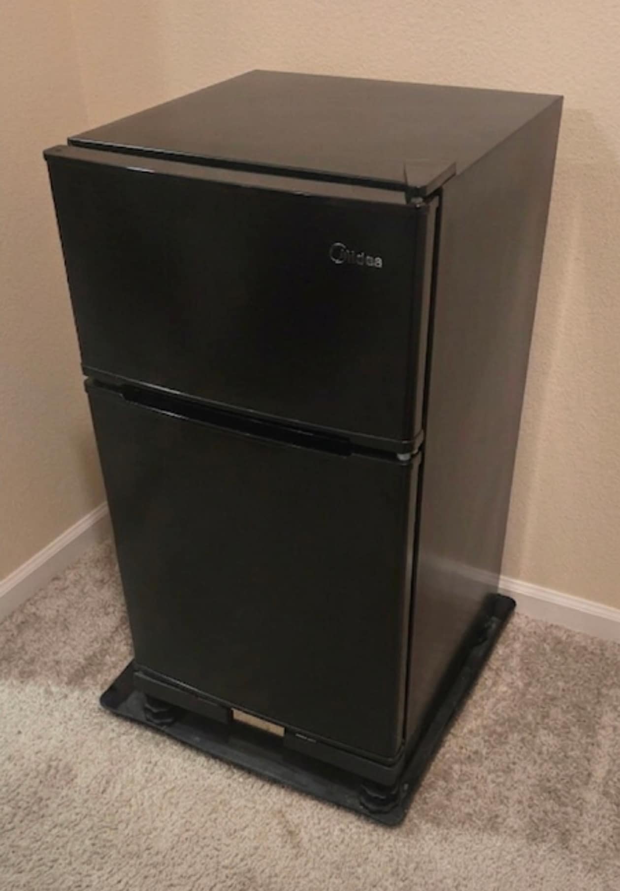 Midea compact fridge with freezer