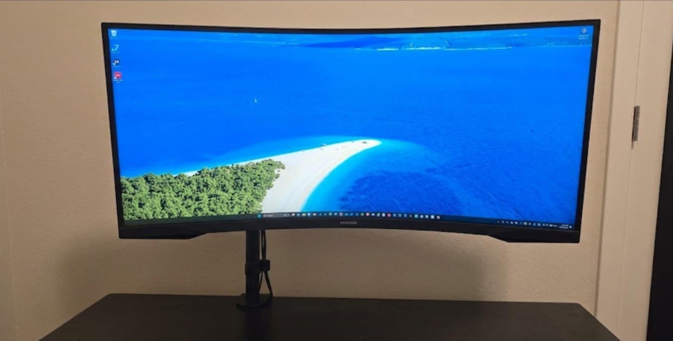 Samsung 34" Odyssey G5 curved ultrawide monitor + desk arm