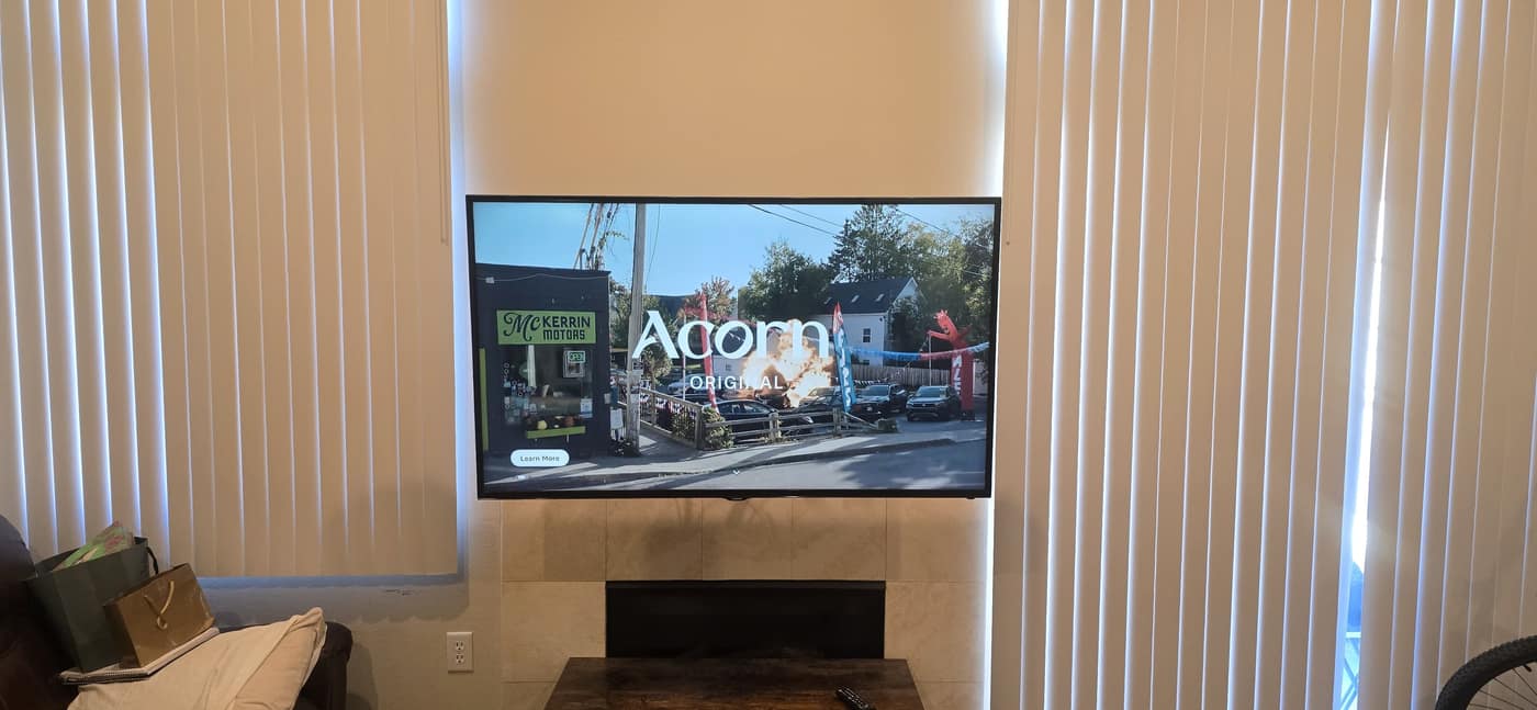 Samsung 58" Full HD smart TV + full-motion wall mount